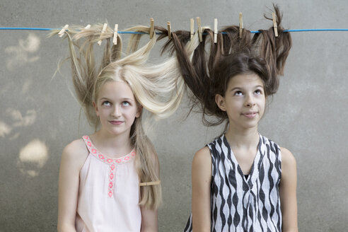 Girls hair drying on clothesline - PSTF00051