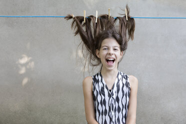 Brünettes Mädchen trocknet ihr Haar auf der Wäscheleine - PSTF00052
