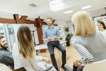 Geschäftsleute bei einer Projektbesprechung im Büro - ZEDF00607