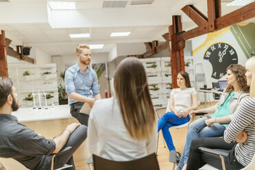 Geschäftsleute bei einer Projektbesprechung im Büro - ZEDF00614