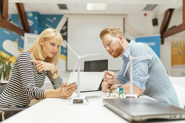 Geschäftsleute besprechen ein Projekt im Büro - ZEDF00619