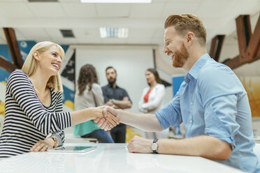 Business people shaking hands in office - ZEDF00621