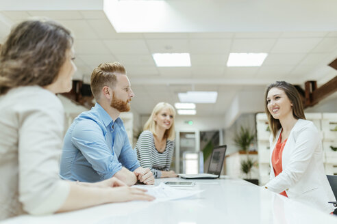 Geschäftsleute, die im Büro zusammenarbeiten - ZEDF00624