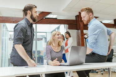 Geschäftsleute, die im Büro zusammenarbeiten - ZEDF00630