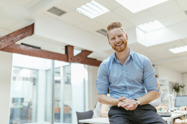 Geschäftsmann in Bürobesprechung - ZEDF00634