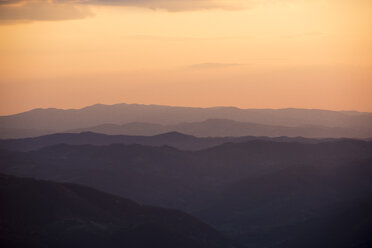 Italien, Marken, Berg Petrano, Sonnenuntergang über dem Apennin - LOMF00580