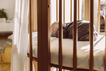 Neugeborenes schläft zu Hause in seinem Kinderbett - MFF03661