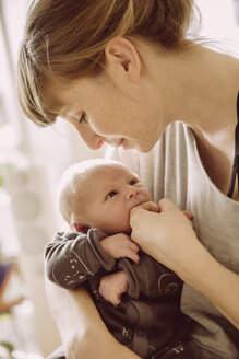 Mutter testet den Hunger ihres neugeborenen Babys mit dem Finger - MFF03668