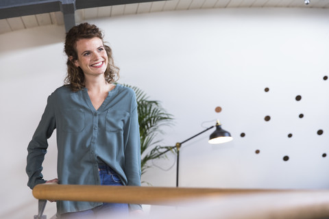 Lächelnde Frau in modernem Büro, lizenzfreies Stockfoto