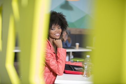 Porträt einer lächelnden Frau in einer Bürolounge, lizenzfreies Stockfoto