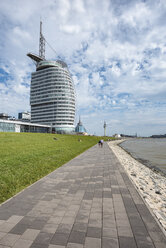 Deutschland, Bremerhaven, Uferpromenade mit Atlantic Hotel Sail City - ELF01841