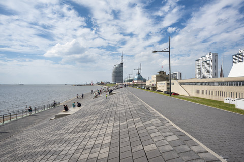 Deutschland, Bremerhaven, Uferpromenade mit Atlantic Hotel Sail City im Hintergrund, lizenzfreies Stockfoto