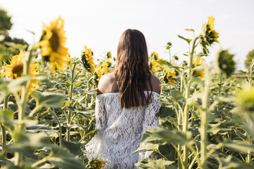 Frau in einem Sonnenblumenfeld - MAUF01071