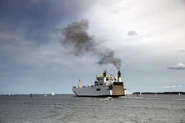 Deutschland, Travemünde, Fähre auf dem Meer mit Rauchentwicklung - FRF00517