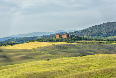 Italy, Tuscany, Val d'Orcia, Asciano, old castle - LOMF00582