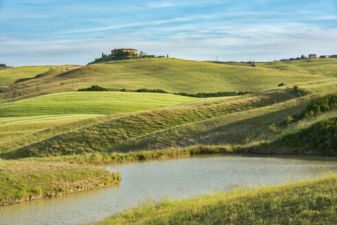 Italy, Tuscany, Val d'Orcia, farmhouse on a hill - LOMF00583