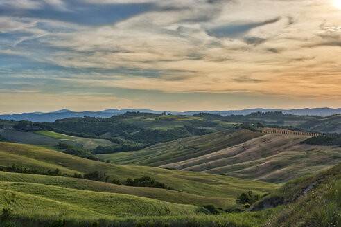 Italy, Tuscany, Val d'Orcia, rolling landscape - LOMF00588