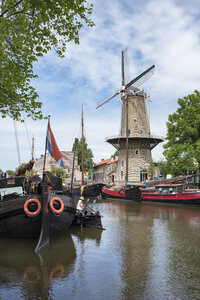 Niederlande, Gouda, Hafen mit traditionellen Segelschiffen und Windmühle - EL01850