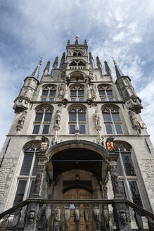 Niederlande, Gouda, Gotisches Rathaus am Marktplatz - ELF01851