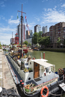 Netherlands, Rotterdam, houseboat to rent at museum harbor - EL01853