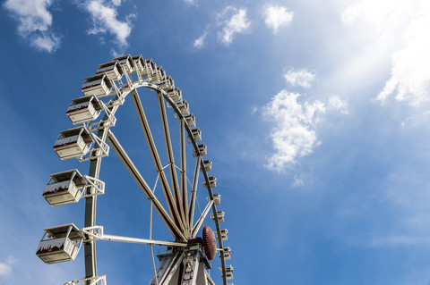 Riesenrad unter blauem Himmel, lizenzfreies Stockfoto