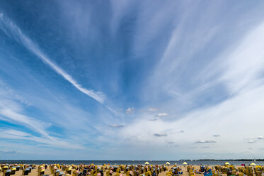 Deutschland, Travemünde, überfüllter Strand unter bewölktem Himmel - FRF00520