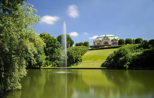 Deutschland, Dresden, Zwinger, Springbrunnen im Teich am Wallpavillon - BTF00482