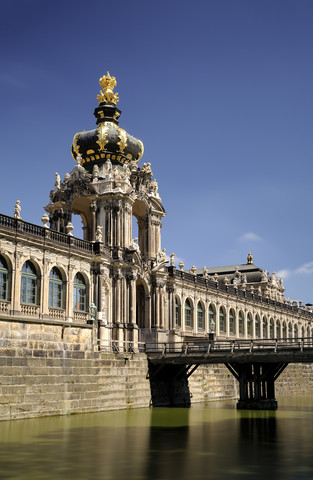 Deutschland, Dresden, Zwinger, Stadtgraben, Kronentor und Langgalerie, lizenzfreies Stockfoto