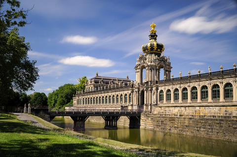 Deutschland, Dresden, Zwinger, Stadtgraben, Kronentor und Langgalerie, lizenzfreies Stockfoto