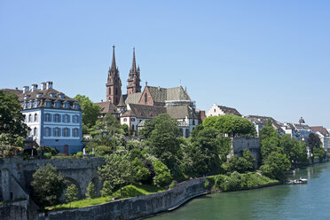 Schweiz, Basel, Stadtansicht mit Münster von der Wettsteinbrücke - HLF01006