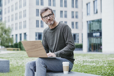 Älterer Mann im Freien mit Laptop und Kaffee zum Mitnehmen - RORF00866