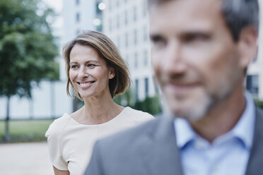 Smiling businessman and businesswoman outdoors - RORF00915