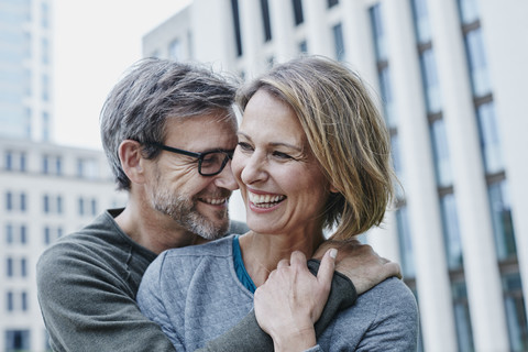 Glückliches reifes Paar, das sich im Freien umarmt, lizenzfreies Stockfoto