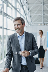 Smiling businessman and businesswoman at the airport - RORF00946