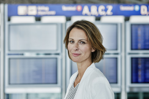 Porträt einer selbstbewussten Geschäftsfrau auf dem Flughafen, lizenzfreies Stockfoto