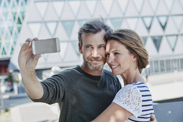 Glückliches reifes Paar macht ein Selfie im Freien - RORF00971