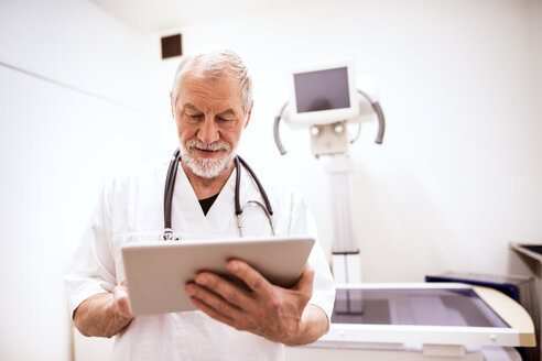 Leitender Tierarzt benutzt Tablet in der Klinik - HAPF01701