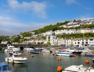 UK, England, Cornwall, Looe, harbour at low tide - SIEF07439