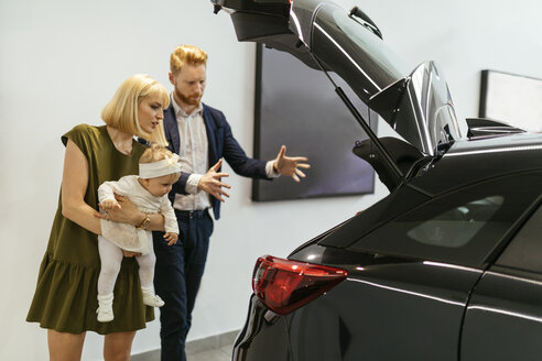 Familie im Autohaus bei der Auswahl des Familienfahrzeugs - ZEDF00668