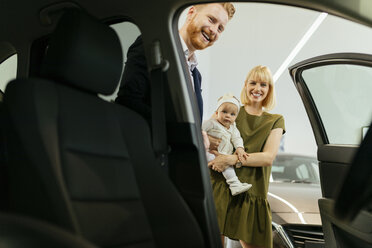 Familie im Autohaus bei der Auswahl des Familienfahrzeugs - ZEDF00669