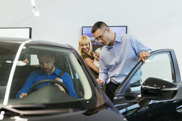 Familie trifft Verkäufer des Familienfahrzeugs im Autohaus - ZEDF00679