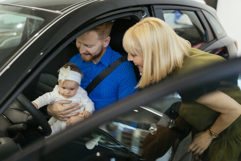 Familie wählt neues Familienfahrzeug im Autohaus aus - ZEDF00680