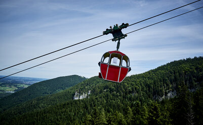 Deutschland, Chiemgau, Gondel der Kampenwandbahn - DIKF00247