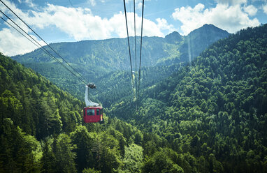 Deutschland, Chiemgau, Gondel der Hochfelln-Seilbahn - DIKF00256