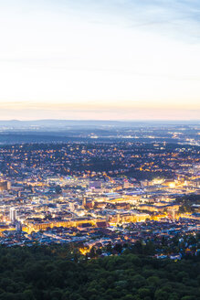 Deutschland, beleuchtete Stadtansicht von Stuttgart in der Dämmerung - WDF04042