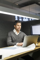 Businessman using laptop in meeting box - PESF00731