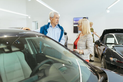 Paar schaut sich Auto in Dealeship an - ZEDF00734