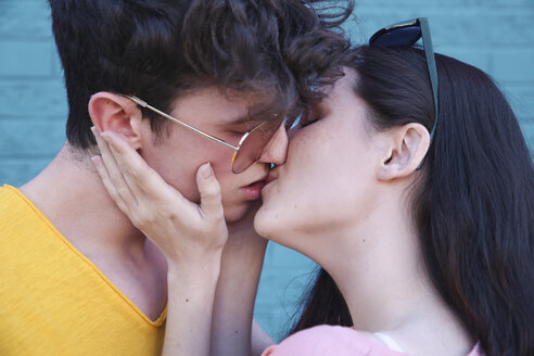 Junges Paar küsst sich, Nahaufnahme - RTBF00910