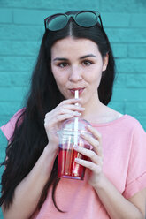 Porträt einer jungen Frau, die ein Erfrischungsgetränk trinkt - RTBF00921