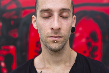 Porträt eines gepiercten Mannes mit geschlossenen Augen - MGIF00004